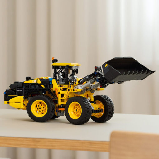 Lego Technic Volvo L120 Electric Wheel Loader για 9+ Ετών 973τμχ - Image 5