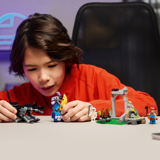 Lego Fortnite Fortnite Peely & Sparkplug's Camp για 7+ Ετών 250τμχ - Image 5