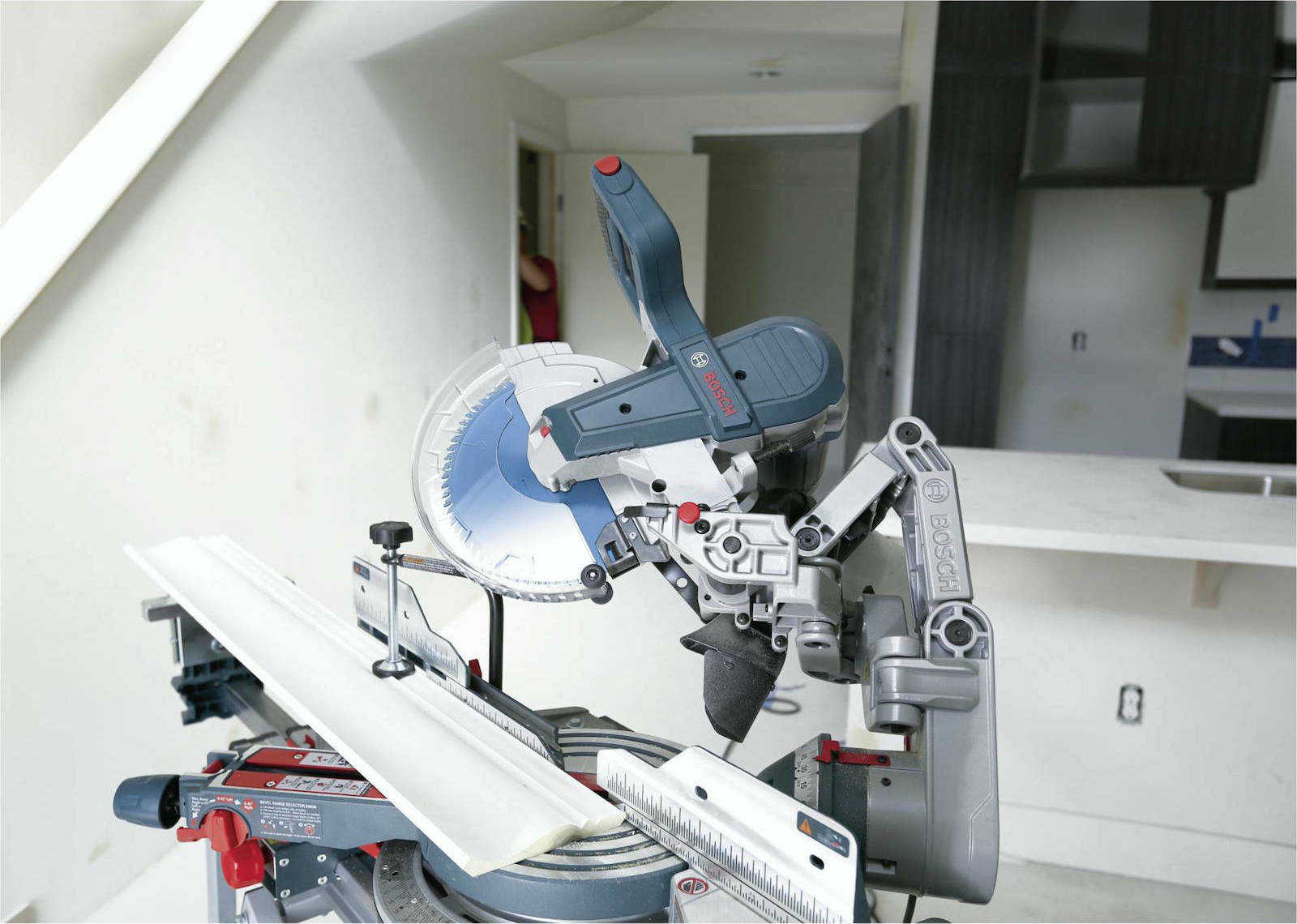 Bosch GCM 10 GDJ Φαλτσοπρίονο Ρεύματος με Ισχύ 1800W, Δίσκο Κοπής Διαμέτρου 254mm & Ταχύτητα Κοπής 5000rpm - Image 3