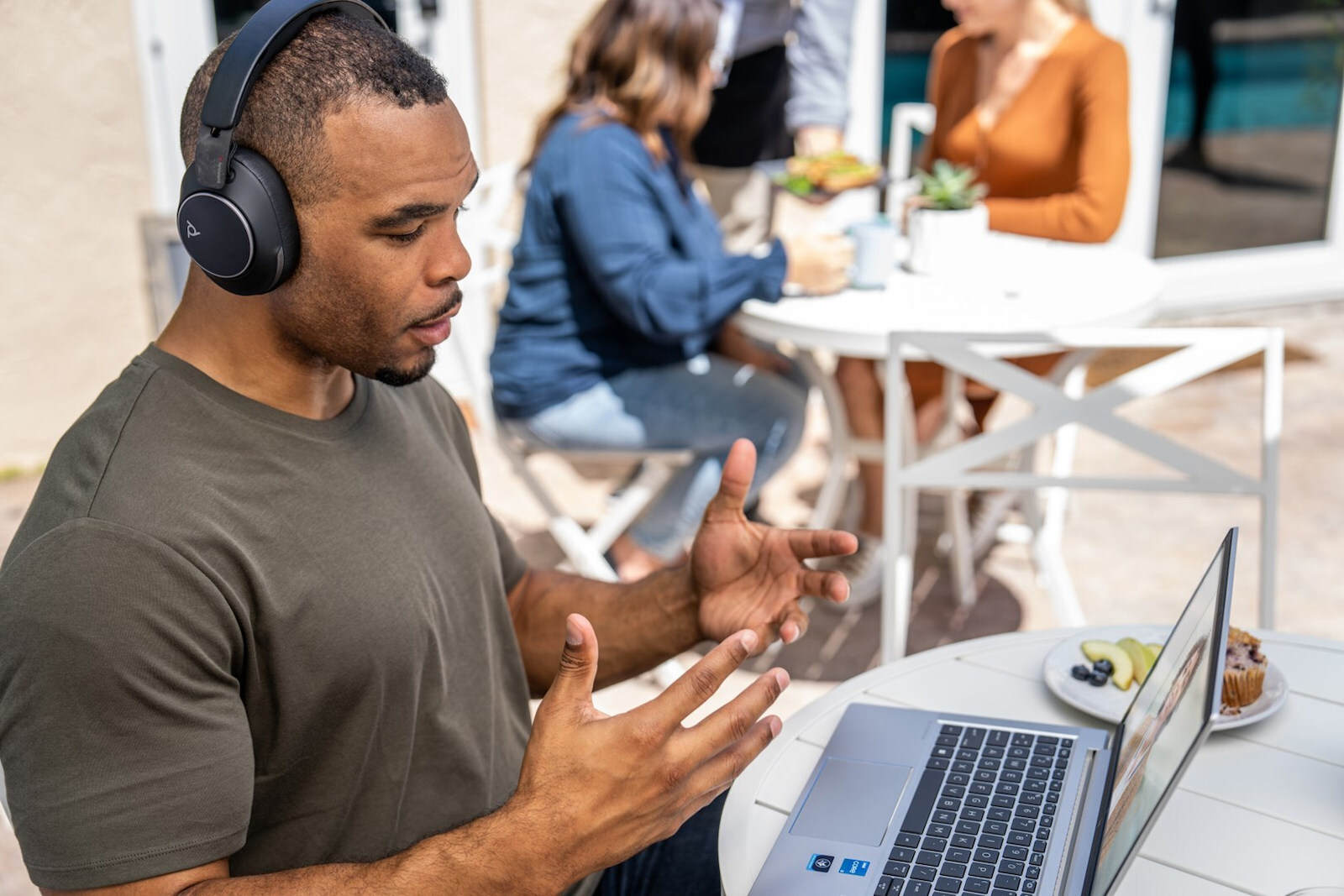 Poly Voyager Surround 80 UC Microsoft Teams +USB-C/A Adapter On Ear Multimedia Ακουστικά με μικρόφωνο - Image 5