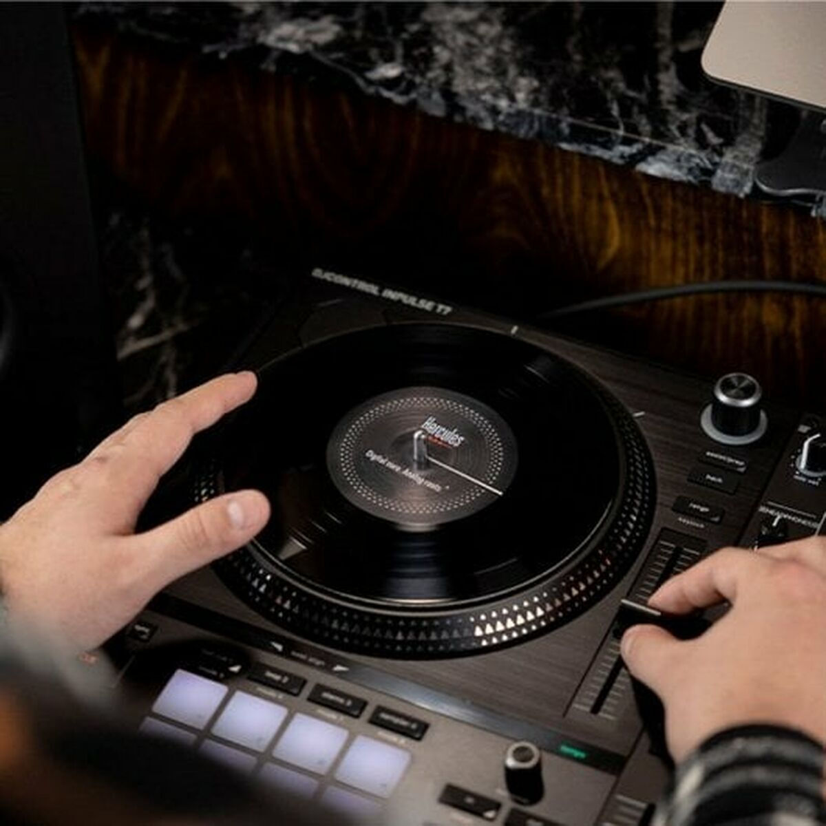 Hercules Inpulse T7 DJ Controller - Image 8