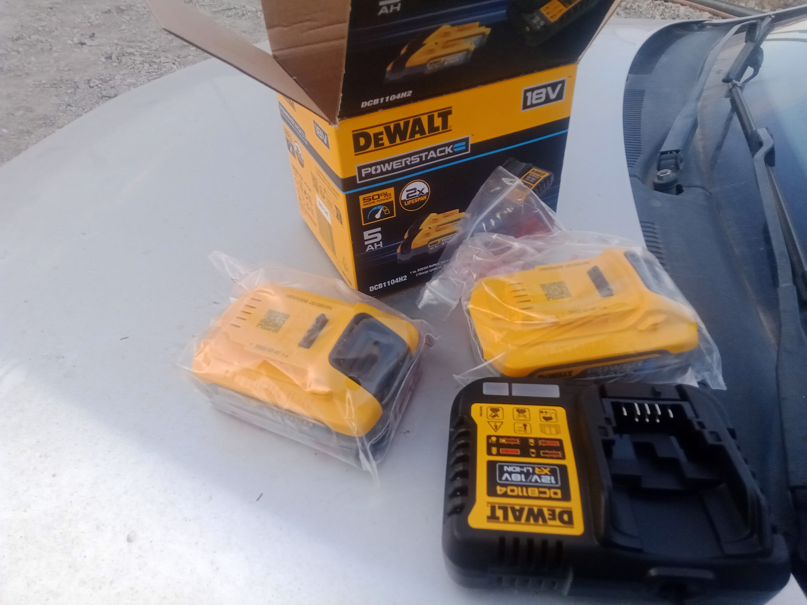 Dewalt Σετ 2 Μπαταριών Εργαλείου 18V Χωρητικότητας 5Ah με Φορτιστή PowerStack - Image 7