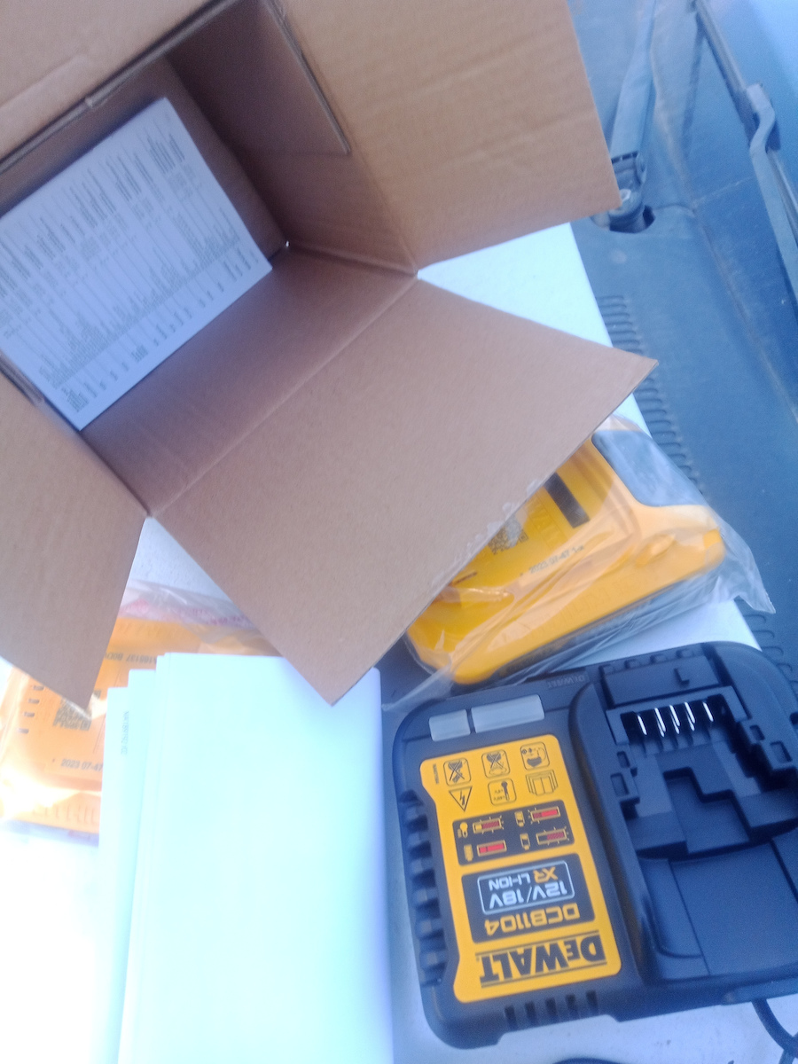 Dewalt Σετ 2 Μπαταριών Εργαλείου 18V Χωρητικότητας 5Ah με Φορτιστή PowerStack - Image 5