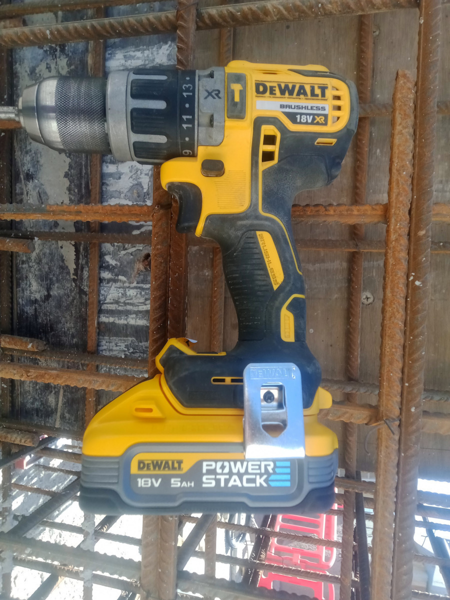 Dewalt Σετ 2 Μπαταριών Εργαλείου 18V Χωρητικότητας 5Ah με Φορτιστή PowerStack - Image 6
